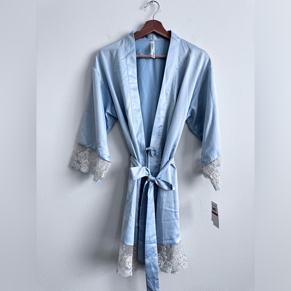 BNWT Flora Nikrooz Rosa Charmeuse Kimono Robe - Picture 4 of 8